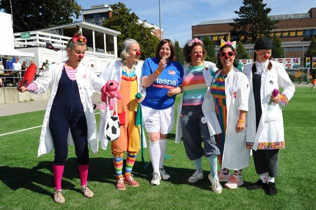 Katharina Fegebank, Hamburgs second mayor, and clowns from the UKE charity soccer match KICKEN MIT HERZ, the duel between celebrities and doctors for a good cause at Hoheluft stadium SC Victoria Hamburg Hamburg, 07 09 2025 Please caption IMAGO Michael Wigglesworth