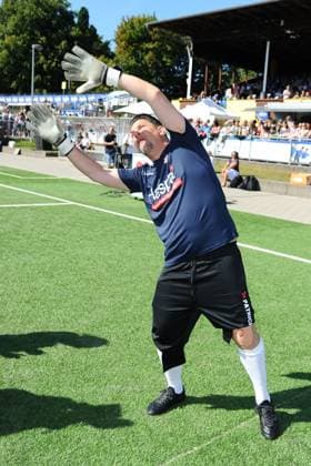 Tim Mälzer charity soccer match KICKEN MIT HERZ, the duel between celebrities and doctors for a good cause at Hoheluft stadium SC Victoria Hamburg Hamburg, 07 09 2025 Please caption IMAGO Michael Wigglesworth