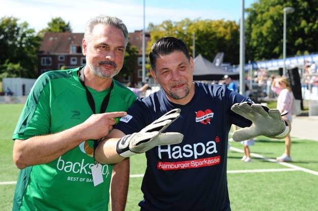 Prof Dr med Thomas Mir and Tim Mälzer charity soccer match KICKEN MIT HERZ, the duel between celebrities and doctors for a good cause in the Hoheluft stadium SC Victoria Hamburg Hamburg, 07 09 2025 Please caption IMAGO Michael Wigglesworth