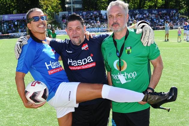 Jorge Gonzalez, Tim Mälzer and Prof Dr med Thomas Mir Charity soccer match KICKEN MIT HERZ, the duel between celebrities and doctors for a good cause at Hoheluft stadium SC Victoria Hamburg Hamburg, 07 09 2025 Please caption IMAGO Michael Wigglesworth