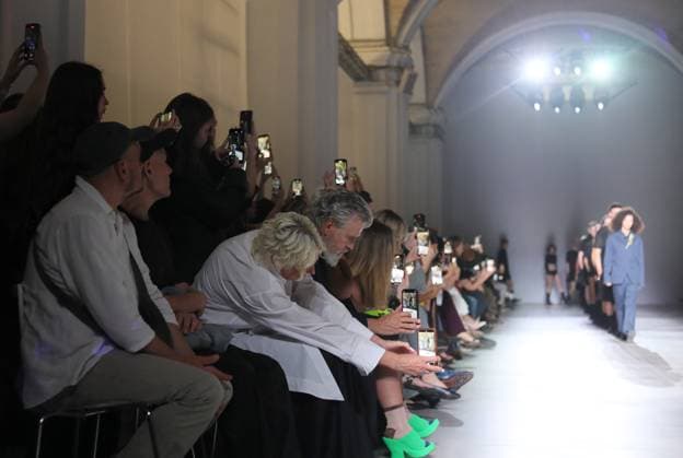 Guests capture the final walk with smartphones during the VIKTORANISIMOV runway show during the Ukrainian Fashion Week SS26 at the Mystetskyi Arsenal National Cultural, Art and Museum Complex, Kyiv, Ukraine, September 5, 2025. (Photo by Yuliia Ovsiannikova Ukrinform) VIKTORANISIMOV catwalk show at Ukrainian Fashion Week SS26 in KyivVIKTORANISIMOV catwalk show at Ukrainian Fashion Week SS26 in Kyiv  Copyright: xYuliiaxOvsiannikovax