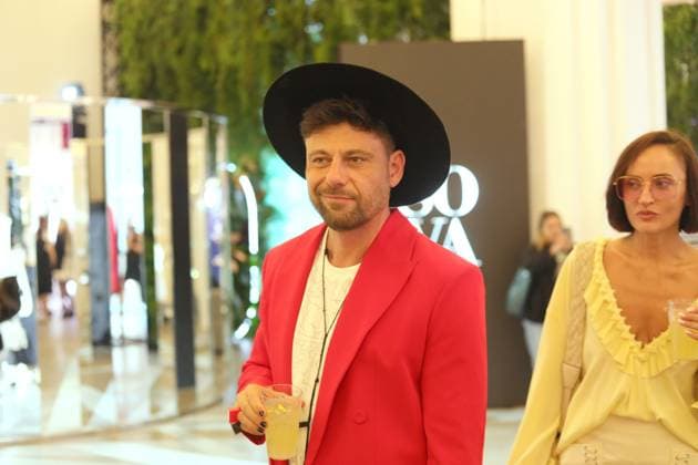 A man wears a hat and a red jacket during Day 2 of the Ukrainian Fashion Week SS26 at the Mystetskyi Arsenal National Culture, Art and Museum Complex, Kyiv, Ukraine, September 5, 2025. (Photo by Yuliia Ovsiannikova Ukrinform) Ukrainian Fashion Week SS26 in Kyiv  Copyright: xYuliiaxOvsiannikovax