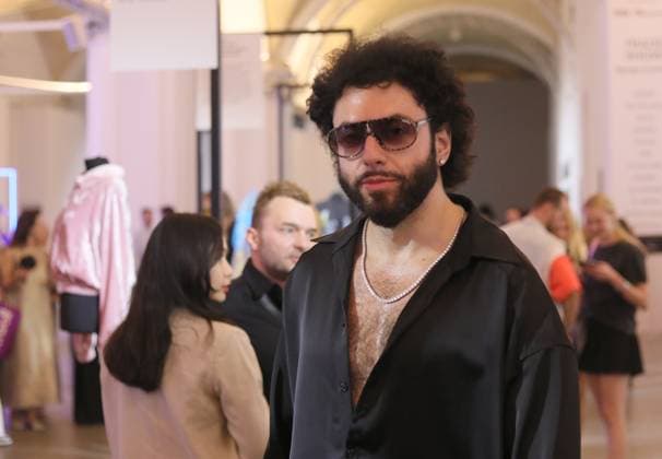 A man wears sunglasses on Day 2 of the Ukrainian Fashion Week SS26 at the Mystetskyi Arsenal National Culture, Art and Museum Complex, Kyiv, Ukraine, September 5, 2025. (Photo by Yuliia Ovsiannikova Ukrinform) Ukrainian Fashion Week SS26 in Kyiv  Copyright: xYuliiaxOvsiannikovax