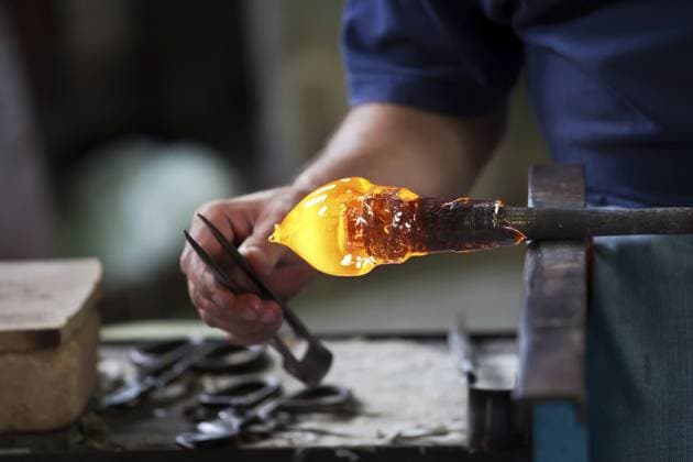Glasbläser, der ein schönes Stück Glas formt, Murano, Venedig, Italien Glass blower forming beautiful piece of glass, Murano, Venice, Italy Copyright: imageBROKER AlexeyxPopov ibxiqx14383618.jpg