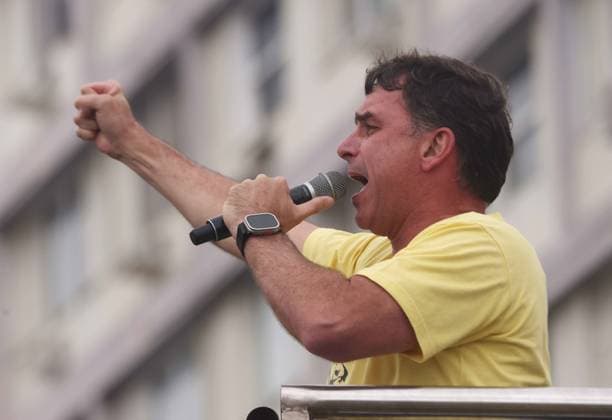 September 7, 2025, Rio De Janeiro, Rio De Janeiro, Brazil: Senator FLAVIO BOLSONARO son of the former President of Brazil speaks to thousands of supporters who rallied on Copacabana Beach for the Ã¢â‚¬ËœReaja BrasilÃ¢â‚¬â ¢ (Brazil Reacts) protest on BrazilÃ¢â‚¬â ¢s Independence Day. The demonstration, held in protest of former president Jair BolsonaroÃ¢â‚¬â ¢s house arrest, comes just days before a key verdict in his legal case. Experts have described BolsonaroÃ¢â‚¬â ¢s trial as Ã¢â‚¬Ëœhistoric,Ã¢â‚¬â ¢ noting that it is the first time high-ranking officials accused of an attempted coup are being subjected to a criminal trial. Rio De Janeiro Brazil - ZUMAlly 20250907_znp_k251_002 Copyright: xBobxKarpx