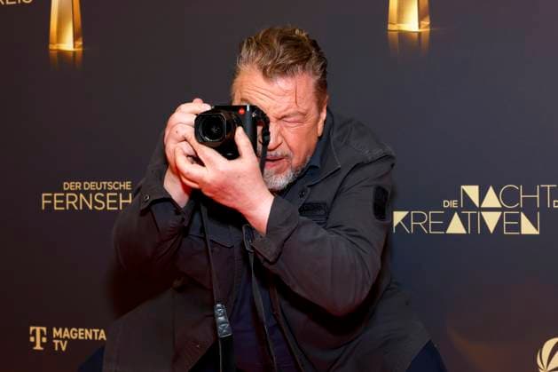 Actor Armin Rohde with a Leica on the red carpet at the Night of the Creatives 2025 Every year, the Night of the Creatives on the eve of the German Television Awards presents television awards to people behind the camera Cologne, 09 09 2025 NRW Germany Copyright: xChristophxHardtx