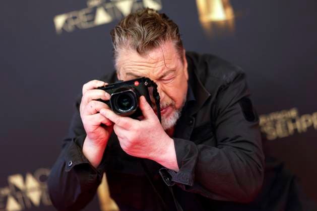 Actor Armin Rohde with a Leica on the red carpet at the Night of the Creatives 2025 Every year, the Night of the Creatives on the eve of the German Television Awards presents television awards to people behind the camera Cologne, 09 09 2025 NRW Germany Copyright: xChristophxHardtx