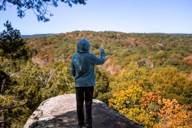 IMAGO Creative, Jahreszeit Herbst auf dem Land Kid standing on rocky overlook at Garden of the Gods in Illinois Herod, Illinois, United States CR_WEKW250908-1826753-01 ,model released, Symbolfoto