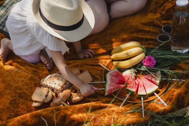 Creative Highlight Symbolbilder Two sisters have a picnic in the summer garden. Childhood Mainz, Rhineland-Palatinate, Germany CR_ZQTX25090804-1786225-01 ,model released, Symbolfoto