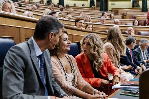 The Congress votes the reduction of the working day with an absolute majority of PP, Vox and Junts against I D The President of the Government, Pedro Sánchez, the First Vice-President and Minister of Finance, María Jesús Montero and the Second Vice-President and Minister of Labor, Yolanda Díaz, during a plenary session in the Congress of Deputies, on September 10, 2025, in Madrid Spain The Plenary of the Congress debates and votes the amendments of totality that PP, Vox and Junts have presented to return to the Government the project of reduction of the working day to 37.5 hours, formations that add up to an absolute majority more than enough to overthrow the norm 10 SEPTEMBER 2025 Carlos Lujá Madrid Madrid Espana  Copyright: xCarlosxLujanx 6944055