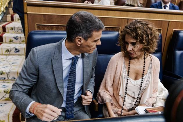 The Congress votes the reduction of the working day with an absolute majority of PP, Vox and Junts against The President of the Government, Pedro Sánchez and the First Vice President and Minister of Finance, María Jesús Montero, during a plenary session in the Congress of Deputies, on September 10, 2025, in Madrid Spain The Plenary of the Congress debates and votes the amendments of totality that PP, Vox and Junts have presented to return to the Government the project of reduction of the working day to 37.5 hours, formations that add an absolute majority more than enough to overthrow the norm 10 SEPTEMBER 2025 Carlos Lujá Madrid Madrid Espana  Copyright: xCarlosxLujanx 6944065