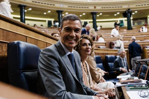 The Congress votes the reduction of the working day with an absolute majority of PP, Vox and Junts against The President of the Government, Pedro Sánchez and the First Vice President and Minister of Finance, María Jesús Montero, during a plenary session in the Congress of Deputies, on September 10, 2025, in Madrid Spain The Plenary of the Congress debates and votes the amendments of totality that PP, Vox and Junts have presented to return to the Government the project of reduction of the working day to 37.5 hours, formations that add an absolute majority more than enough to overthrow the norm 10 SEPTEMBER 2025 Carlos Lujá Madrid Madrid Espana  Copyright: xCarlosxLujanx 6944066