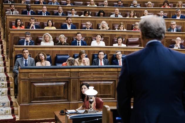 The Congress votes the reduction of the working day with an absolute majority of PP, Vox and Junts against I D The President of the Government, Pedro Sánchez, the First Vice-President and Minister of Finance, María Jesús Montero and the Second Vice-President and Minister of Labor, Yolanda Díaz, during a plenary session in the Congress of Deputies, on September 10, 2025, in Madrid Spain The Plenary of the Congress debates and votes the amendments of totality that PP, Vox and Junts have presented to return to the Government the project of reduction of the working day to 37.5 hours, formations that add up to an absolute majority more than enough to overthrow the norm 10 SEPTEMBER 2025 Carlos Lujá Madrid Madrid Espana  Copyright: xCarlosxLujanx 6944070