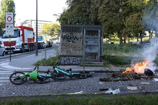 Block Everything movement begins in France LE PRE SAINT-GERVAIS, FRANCE - SEPTEMBER 10: Bikes on fire as part the Bloquons tout ( Let s block everything ) protest movement in Le Pre Saint-Gervais, France on September 10, 2025. The grassroots protest that started with the aim of bringing the country to a halt in opposition to outgoing Prime Minister Francois Bayrou’s national budget plan. Ameer Alhalbi Anadolu Le Pre Saint-Gervais France. Editorial use only. Please get in touch for any other usage.  Copyright: x2025xAnadoluxAmeerxAlhalbix