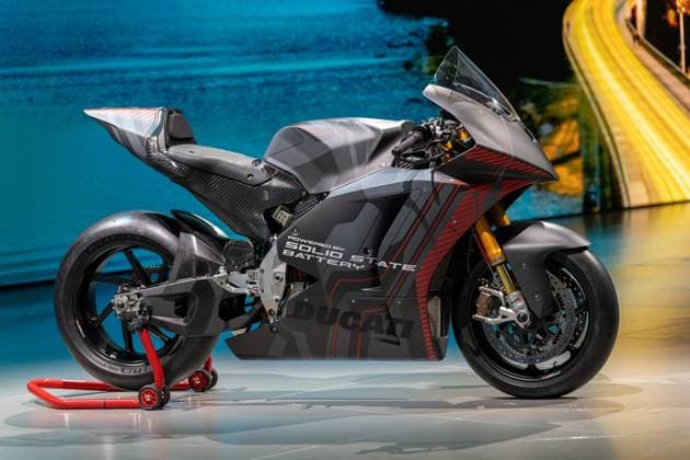 Munich, Bavaria, Germany - September 9, 2025: Ducati presents the V21L with a new type of solid-state battery at the VW (Volkswagen) stand at the IAA Mobility trade fair the electric super sports motorcycle showcases the future of high-performance e-mobility on two wheels. Mobility 2025 trade fair in Munich. *** Ducati präsentiert auf der IAA Mobility am Stand von VW (Volkswagen) den V21L mit neuartiger Solid-State-Batterie das elektrische Supersport-Motorrad zeigt die Zukunft der High-Performance-E-Mobilität auf zwei Rädern. Mobility 2025 Messe in München.