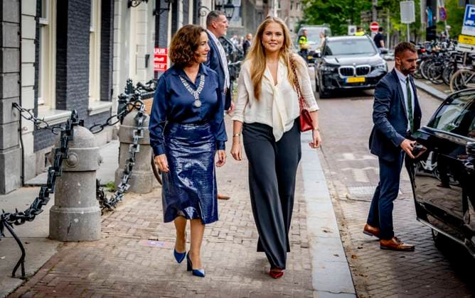 10-09-2025 Amsterdam Princess Amalia during a meeting with mayor Femke Halsema of Amsterdam and several Amsterdammers at the official residence of the mayor at Herengracht 502 in Amsterdam. Â  Copyright: xPPEx