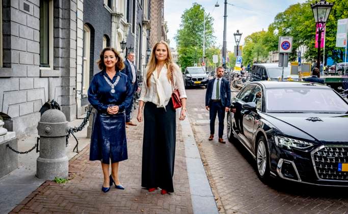 10-09-2025 Amsterdam Princess Amalia during a meeting with mayor Femke Halsema of Amsterdam and several Amsterdammers at the official residence of the mayor at Herengracht 502 in Amsterdam. Â  Copyright: xPPEx