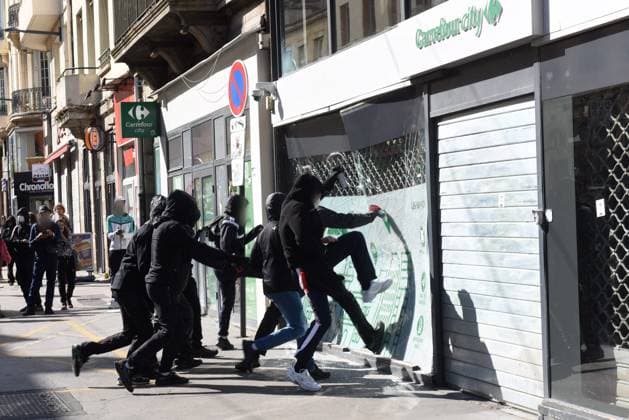 Bloquons tout Indignons nous September 10th PHOTOPQR LE PROGRES ARCHIVES LE PROGRES Saint Étienne 10 09 2025 Bloquons tout Indignons nous September 10th Bloquons tout Indignons nous September 10th From 10h to 13h Manifestation dans la ville Casseurs vitrine Carrefour Demonstrations, blockades, roadblocks, rallies a multitude of actions are being announced this Wednesday, September 10th throughout France as part of the slogan Block everything Saint Étienne Loire Rhône Alpes France  Copyright: xPHOTOPQR LExPROGRES MAXPPPxARCHIVESxLExPROGRESx 20250910LPL1687 20250910LPL1687