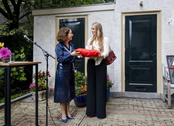 AMSTERDAM Princess Amalia received a gift during a visit to Mayor Femke Halsema s official residence, where she met with the Amsterdam city council. She spoke with the mayor and aldermen and several other Amsterdam residents about developments in the city. ANP POOL REMKO DE WAAL netherlands out - belgium out  Copyright: xx x535665053x originalFilename: 535665053.jpg