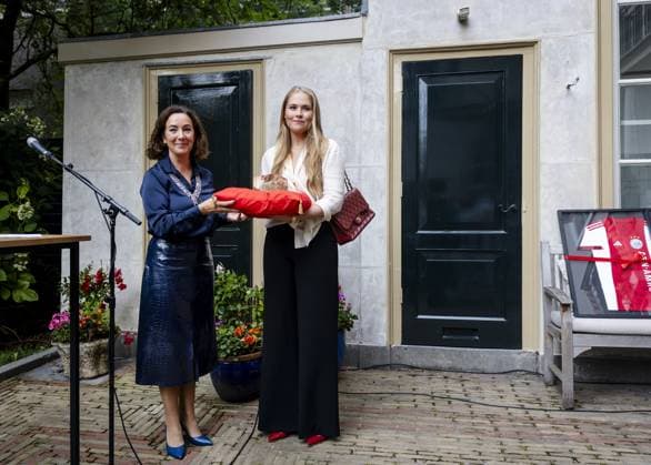 AMSTERDAM Princess Amalia received a gift during a visit to Mayor Femke Halsema s official residence, where she met with the Amsterdam city council. She spoke with the mayor and aldermen and several other Amsterdam residents about developments in the city. ANP POOL REMKO DE WAAL netherlands out - belgium out  Copyright: xx x535665251x originalFilename: 535665251.jpg