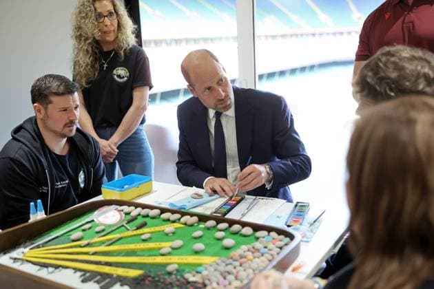The Prince of Wales Visits Jac Lewis Foundation Mental Health Hub CARDIFF, WALES - SEPTEMBER 10: Prince William, Prince of Wales participates in arts activities during his visit to new a mental health hub run by the Jac Lewis Foundation on World Suicide Prevention Day at Principality Stadium on September 10, 2025 in Cardiff, Wales., Credit:Chris Jackson Avalon United Kingdom, Wales, Cardiff, Principality Stadium  Copyright: xChrisxJacksonx xAvalonx 1035774533