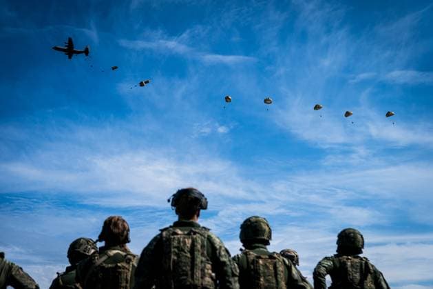 ZOUTKAMP - Paratroopers during a large-scale airborne assault exercise, in which aircraft from various NATO partners dropped some 500 fully equipped French, Polish, and Dutch military paratroopers with the task of clearing the Marnehuizen training village of enemy troops. ANP SIESE VEENSTRA netherlands out - belgium out  Copyright: xx x535673653x originalFilename: 535673653.jpg