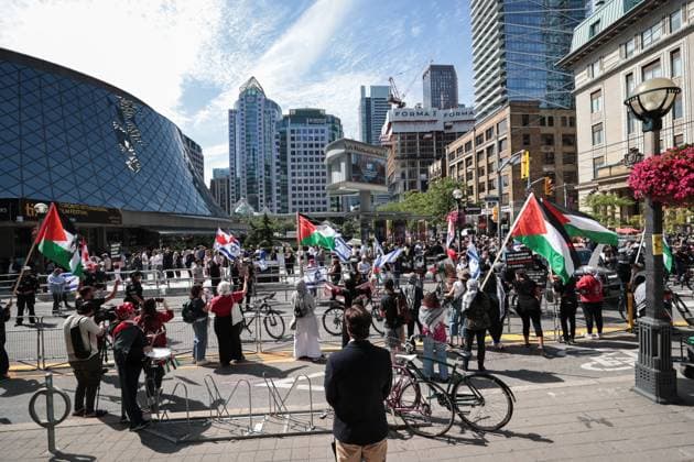 Pro-Palestinian protest against screening of The Road Between Us: The Ultimate Rescue in Toronto TORONTO, CANADA - SEPTEMBER 10 : Pro-Palestinian and pro-Israel demonstrators rally on opposite sides of the road outside Roy Thompson Hall, where the documentary The Road Between Us: The Ultimate Rescue is screening, during the Toronto International Film Festival on September 10, 2025 in Toronto, Ontario, Canada. Mert Alper Dervis Anadolu Toronto Canada. Editorial use only. Please get in touch for any other usage.  Copyright: x2025xAnadoluxMertxAlperxDervisx