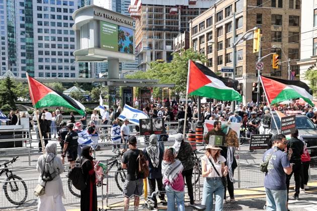 Pro-Palestinian protest against screening of The Road Between Us: The Ultimate Rescue in Toronto TORONTO, CANADA - SEPTEMBER 10 : Pro-Palestinian and pro-Israel demonstrators rally on opposite sides of the road outside Roy Thompson Hall, where the documentary The Road Between Us: The Ultimate Rescue is screening, during the Toronto International Film Festival on September 10, 2025 in Toronto, Ontario, Canada. Mert Alper Dervis Anadolu Toronto Canada. Editorial use only. Please get in touch for any other usage.  Copyright: x2025xAnadoluxMertxAlperxDervisx