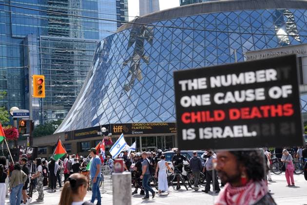 Pro-Palestinian protest against screening of The Road Between Us: The Ultimate Rescue in Toronto TORONTO, CANADA - SEPTEMBER 10 : Pro-Palestinian and pro-Israel demonstrators rally on opposite sides of the road outside Roy Thompson Hall, where the documentary The Road Between Us: The Ultimate Rescue is screening, during the Toronto International Film Festival on September 10, 2025 in Toronto, Ontario, Canada. Mert Alper Dervis Anadolu Toronto Canada. Editorial use only. Please get in touch for any other usage.  Copyright: x2025xAnadoluxMertxAlperxDervisx