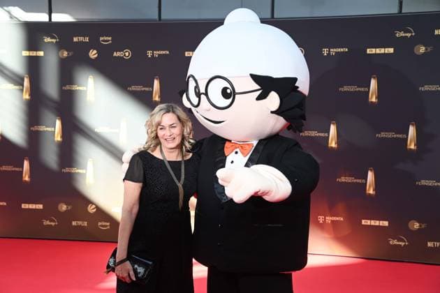 Gesine CUKROWSKI, Actress, with Mainzelmaennchen Det, Red Carpet, Red Carpet Show, Arrival, German Television Award Ceremony, The German Television Award 2025, German Television Award 2025 at the MMC Studios Cologne, on 10 09 2025