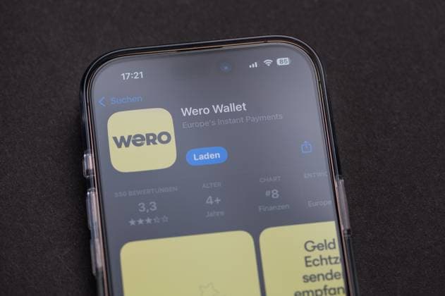 Smartphone zeigt das Logo der Wero-Wallet-Anwendung auf seinem Bildschirm. *** Smartphone shows the Logo the Wero wallet Application at his Screen 1103504019