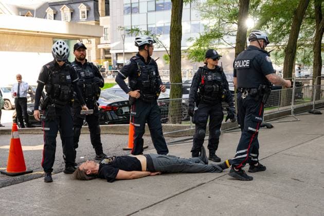 September 10, 2025, Toronto, On, Canada: Toronto Police arrest a man as protesters and counter-protesters gather outside of Roy Thomson Hall during the screening of the documentary The Road Between Us: The Ultimate Rescue at the Toronto International Film Festival in Toronto on Wednesday, Sept. 10, 2025. Toronto Canada  - ZUMAc35_ 20250910_zaf_c35_067 Copyright: xArlynxMcadoreyx
