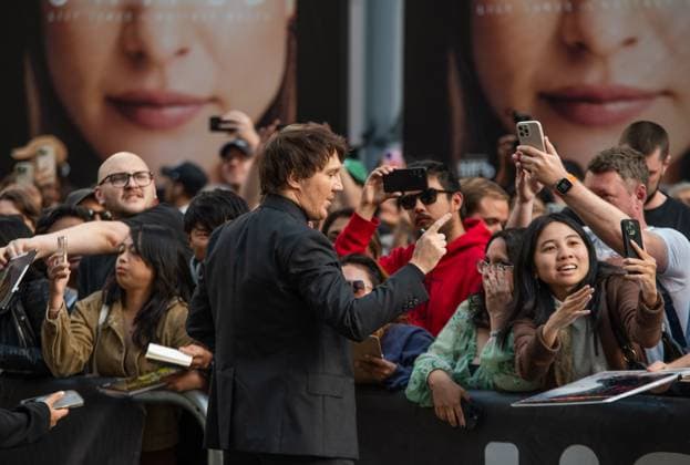 September 10, 2025, Toronto, On, Canada: Paul Dano greets fans before the red carpet for The Wizard of the Kremlin at the Toronto International Film Festival in Toronto on Wednesday, Sept. 10, 2025. Toronto Canada  - ZUMAc35_ 20250910_zaf_c35_165 Copyright: xLauraxProctorx