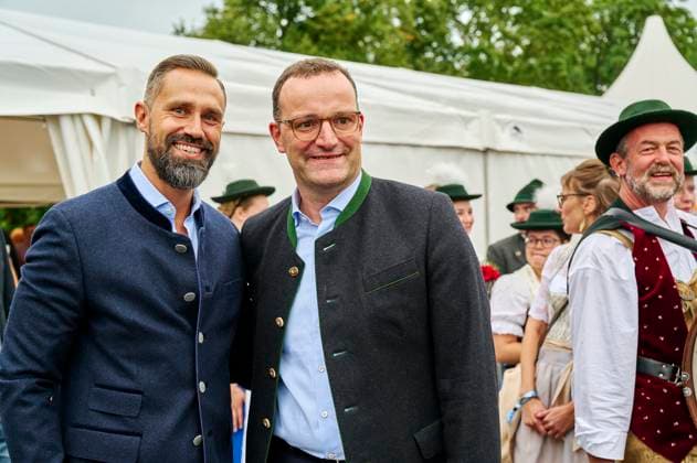 Ozapft is in Berlin - Jens Spahn EUR, Deutschland, Berlin, 10.09.2025: Jens Spahn (CDU) Vorsitzender der CDU CSU-Bundestagsfraktion in Begleitung. Ozapft is in Berlin. Der Berliner Auftakt des Münchener Oktoberfestes findet in sichtweite des Kanzleramtes statt - es feiert die bayrische Landesregierung mit vielen Gästen aus Politik und Kultur. *** Ozapft is in Berlin Jens Spahn EUR, Germany, Berlin, 10 09 2025 Jens Spahn CDU Chairman of the CDU CSU parliamentary group in the Bundestag accompanied Ozapft is in Berlin The Berlin kick-off of the Munich Oktoberfest takes place within sight of the Chancellery it celebrates the Bavarian state government with many guests from politics and culture