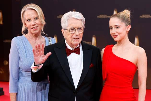 Show host Frank Elstner with wife Britta Elstner l and daughter Enya Elstner r at the German Television Award 2025 at the MMC Studios in Ossendorf Cologne, 10 09 2025 NRW Germany Copyright: xChristophxHardtx
