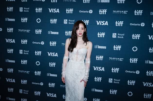 September 10, 2025, Toronto, On, Canada: Jeon Jong-seo arrives on the red carpet for Project Y at the Toronto International Film Festival in Toronto on Wednesday, September 10, 2025. Toronto Canada  - ZUMAc35_ 20250910_zaf_c35_245 Copyright: xLauraxProctorx