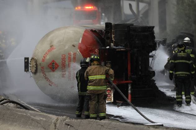 Firefighters put out the fire after the explosion of a gas tanker that overturned near the Puente La Concordia in Iztapalapa, leaving 57 people injured, 19 of whom are in serious condition. on September 10, 2025 in Mexico City, Mexico. Mexico City Mexico - ZUMAe321 20250910_zia_e321_037 Copyright: xIanxRoblesx