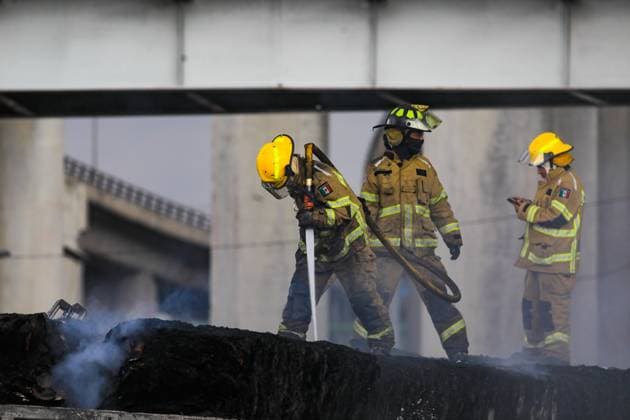 Firefighters put out the fire after the explosion of a gas tanker that overturned near the Puente La Concordia in Iztapalapa, leaving 57 people injured, 19 of whom are in serious condition. on September 10, 2025 in Mexico City, Mexico. Mexico City Mexico - ZUMAe321 20250910_zia_e321_039 Copyright: xIanxRoblesx
