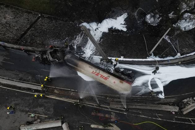 At least 70 people injured and 3 killed after a massive gas tanker explosion in Mexico MEXICO CITY, MEXICO - SEPTEMBER 10: Firefighters work in the area following a massive gas tanker explosion, in Mexico City, Mexico on September 10, 2025. The explosion left at least 70 people injured and 3 killed, authorities reported. Daniel Cardenas Anadolu Mexico City Mexico. Editorial use only. Please get in touch for any other usage.  Copyright: x2025xAnadoluxDanielxCardenasx