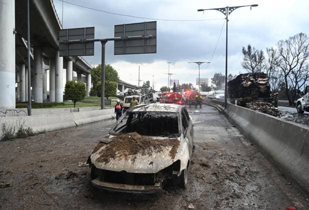 (250910) -- MEXICO CITY, Sept. 10, 2025 -- A burned car is pictured at the gas tanker truck explosion accident site in Mexico City, Mexico, Sept. 10, 2025. Fifty-seven people were injured after a gas tanker truck exploded on Wednesday in Mexico City, with 19 of them in serious condition, local authorities said. (Str Xinhua) MEXICO-MEXICO CITY-GAS TANKER TRUCK-EXPLOSION LixMengxintonglian 