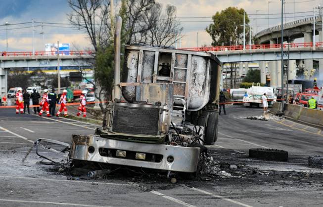 Gas Tanker Explosion Leaves 57 People Injured A truck was burned to ashes due to the explosion of a gas tanker that overturned near the Puente La Concordia in Iztapalapa, leaving 57 people injured, 19 of whom are in serious condition. on September 10, 2025 in Mexico City, Mexico. Mexico City CDMX Mexico Copyright: xIanxRoblesx