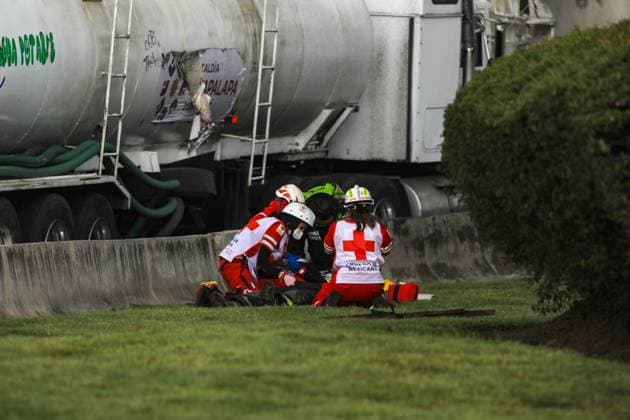 Gas Tanker Explosion Leaves 57 People Injured Paramedics assist a person at the scene of the explosion of a gas tanker that overturned near the Puente La Concordia in Iztapalapa, leaving 57 people injured, 19 of whom are in serious condition. on September 10, 2025 in Mexico City, Mexico. Mexico City CDMX Mexico Copyright: xIanxRoblesx