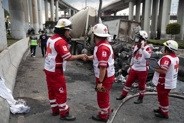 Red Cross paramedics help persons injured after the explosion occurred when a gas tanker overturned, causing the tragic accident that left 70 people have been injured, three dead, and two unidentified at Calzada Ignacio Zaragoza, near the Puente de la Concordia, . on September 10, 2025 in Mexico City, Mexico. Mexico City Mexico - ZUMAe321 20250910_zia_e321_049 Copyright: xMarcoxGonzalezx