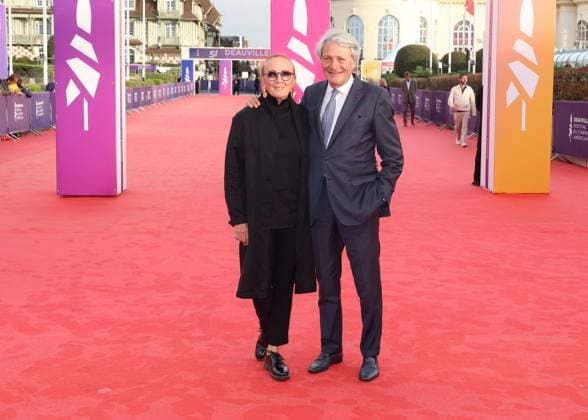 Le Maire de Deauville Philippe Augier et sa femme Beatrice Augier Arrivées à la première du film The summer book lors du 51ème Festival du Cinéma Américain de Deauville le 10 septembre 2025 Denis Guignebourg Bestimage Arriving at the premiere of the film The Summer Book at the 51st Deauville American Film Festival on 10 September 2025 Deauville France  Copyright: xDenisxGuignebourgx xBestimagexDenisxGuignebourgx xBestimagex