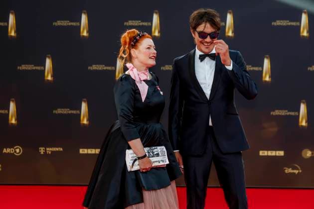 abb Matze Knop and Enie van de Meiklokjes as guests on the red carpet at the German Television Award 2025 ceremony at the MMC Studios on 0 09 2025 in Cologne NRW Germany
