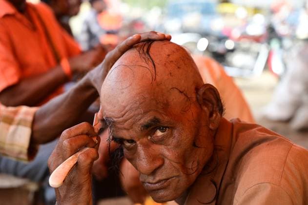 News Bilder des Tages September 11, 2025, Prayagraj, Uttar Pradesh, India: Prayagraj: People get their heads shaved as part of rituals to pay homage to their ancestors during Pitru Paksha , at Sangam, in Prayagraj on Thursday, September 11, 2025. Prayagraj India - ZUMAv115 20250911_zap_v115_029 Copyright: xPrabhatxKumarxVermax