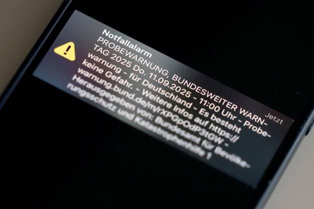 Bundesweiter Warntag, PROBEWARNUNG, Notfallalarm Meldung wird auf einem Smartphone angezeigt. Warntag am 11.09.2025 in Siegen Deutschland. *** Nationwide warning day, PROBEWARNUNG, emergency alarm Message is displayed on a smartphone Warning day on 11 09 2025 in Siegen Germany