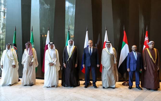 News Bilder des Tages RUSSIA, SOCHI - SEPTEMBER 11, 2025: Khalid Hashil Almuslahi, Undersecretary for Administrative and Financial Affairs at the Foreign Ministry of Oman, the United Arab Emirates Foreign Minister Abdullah bin Zayed Al Nahyan, Bahrain s Foreign Minister Abdullatif bin Rashid Al Zayani, Russia s Foreign Minister Sergei Lavrov, Kuwait s Foreign Minister Abdullah Ali Al-Yahya, Qatar s Foreign Minister Sultan bin Saad bin Sultan Al Muraikhi, Saudi Arabia s Deputy Foreign Minister for International Multilateral Affairs Abdulrahman Al-Rassi and Jasem Mohamed Albudaiwi (R-L), secretary general of the Gulf Cooperation Council, pose for a group photo during the eighth joint Ministerial Meeting of Strategic Dialogue between the Cooperation Council for th  83876017