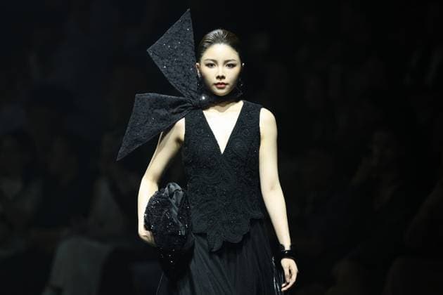 BEIJING, CHINA - SEPTEMBER 10: A model walks the runway at the DISIMAN.LING collection by designer Han Ling on day 6 of China Fashion Week AW25 Collection at 798Â·751 PARK on September 10, 2025 in Beijing, China.  Copyright: xChinaxNewsxServicex 111590059571