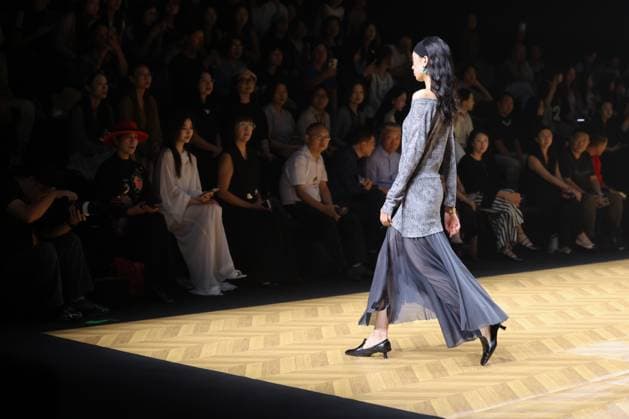 BEIJING, CHINA - SEPTEMBER 11: A model walks the runway at the URA-MON collection by designer Tong Liting on day 7 of China Fashion Week AW25 Collection at 798Â·751 PARK on September 11, 2025 in Beijing, China.  Copyright: xChinaxNewsxServicex 111590209298
